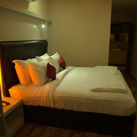 Hotel Wayanad Square Манантавади Экстерьер фото