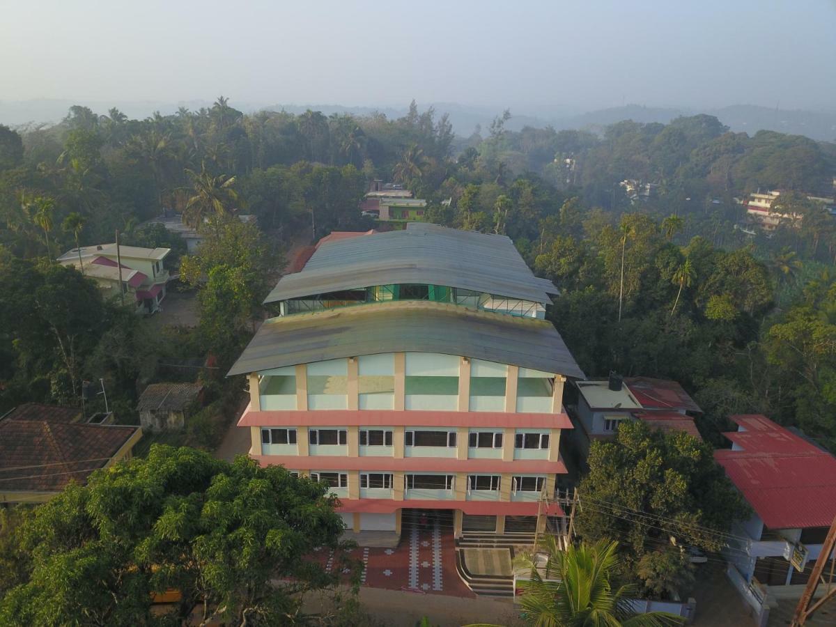 Hotel Wayanad Square Манантавади Экстерьер фото