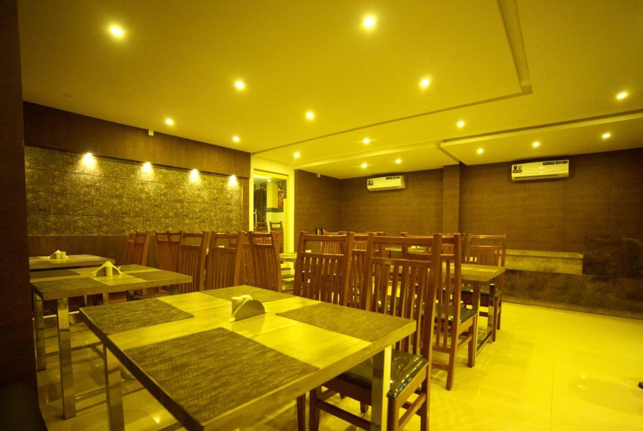 Hotel Wayanad Square Манантавади Экстерьер фото