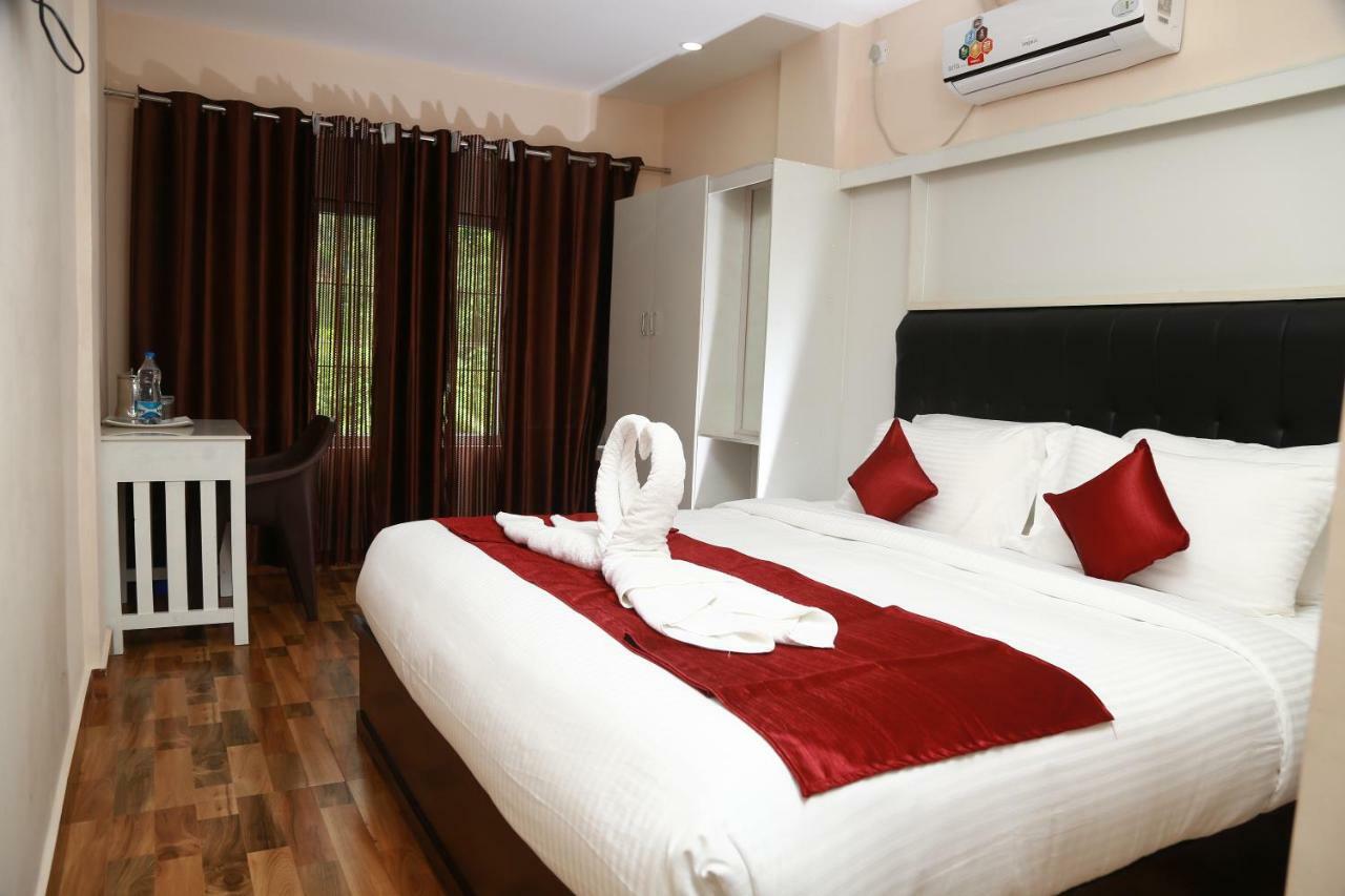 Hotel Wayanad Square Манантавади Экстерьер фото